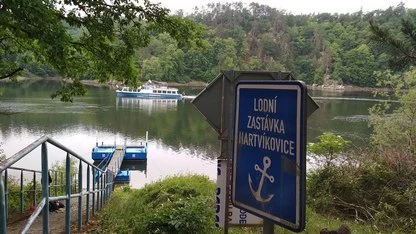 Modlá s nápisem Lodní zastávka Hartvíkovice u jezera.