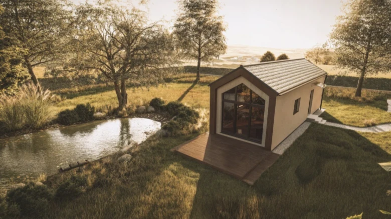 Moderní dřevostavba bungalov u jezera v přírodě.