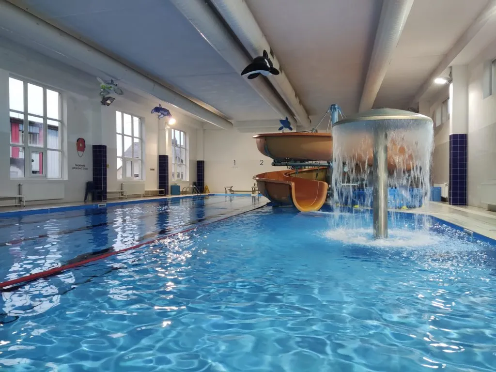 Indoor swimming pool with water features