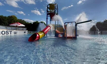 Aquapark v Mostě s vodními skluzavkami a fontánami.