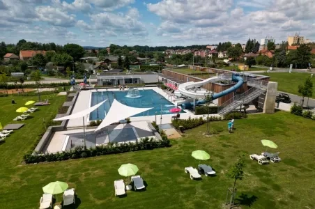 Venkovní bazén s tobogány a lehátky v Horšovském Týně