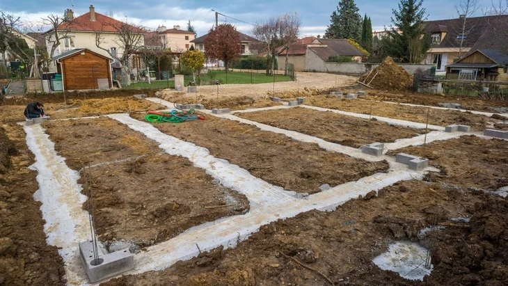 Základy budovy s betonovými pásy a výztuží na stavbě