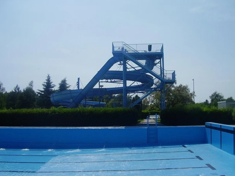 Modré bazénové koupaliště s vodním skluzavkou v Dubňanech.