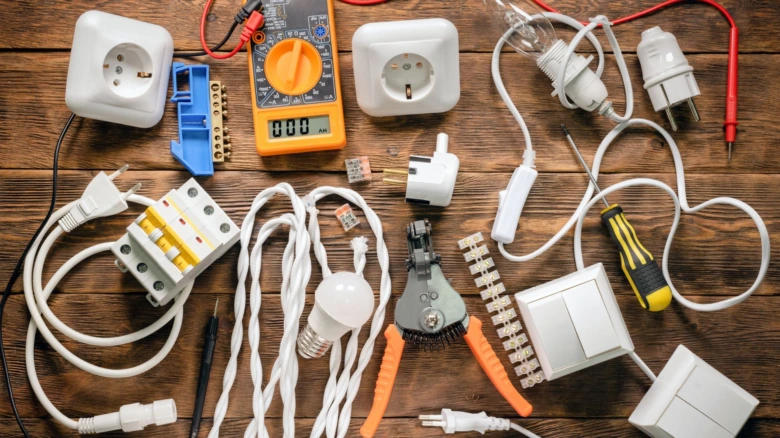 Nástroje a součástky pro elektroinstalaci s vypínači.