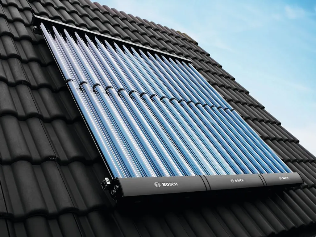 Fotovoltaický kolektor na střeše pro ohřev vody.