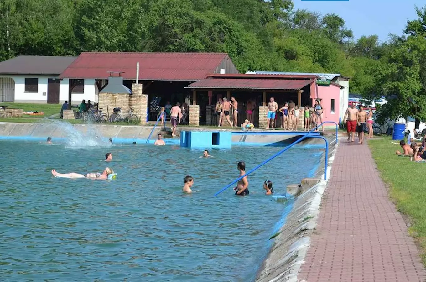 Venkovní bazén ve Všejanech s lidmi v koupališti