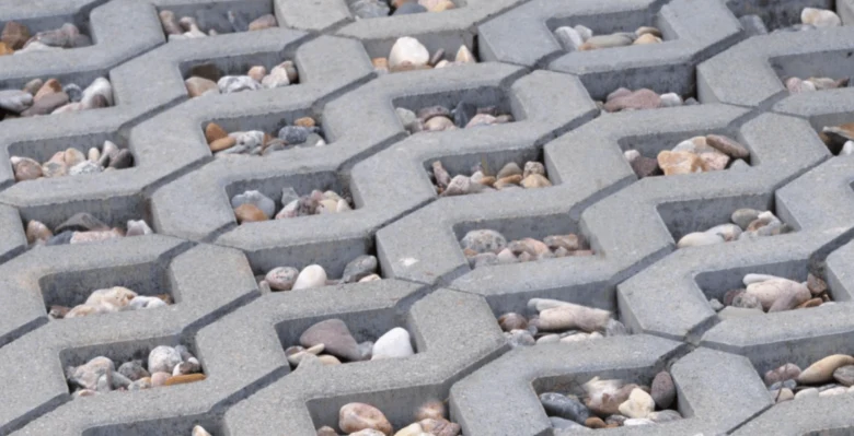 Betonové zatravňovací kostky s kameny pro propustnost vody.