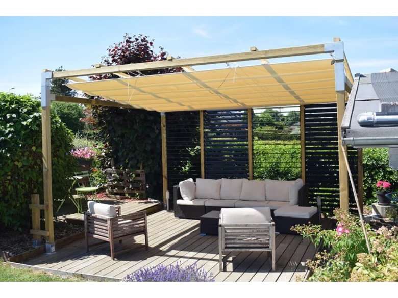 Dřevěná pergola s plachtou na zahradní terase u domu.