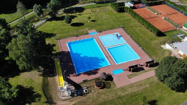 Vzdušný pohled na venkovní bazény a tenisové dvorce v Bystřici nad Pernštejnem.