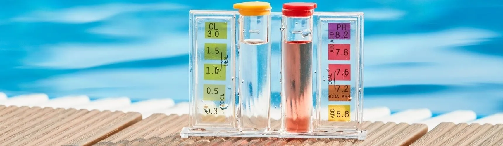 Testovací sada pro kontrolu pH vody v bazénu s barevnou stupnicí.