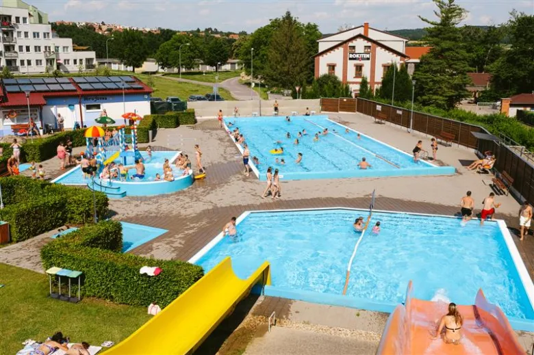 Venkovní bazén s plaveckými dálnicemi a skluzavkami v Moravském Krumlově