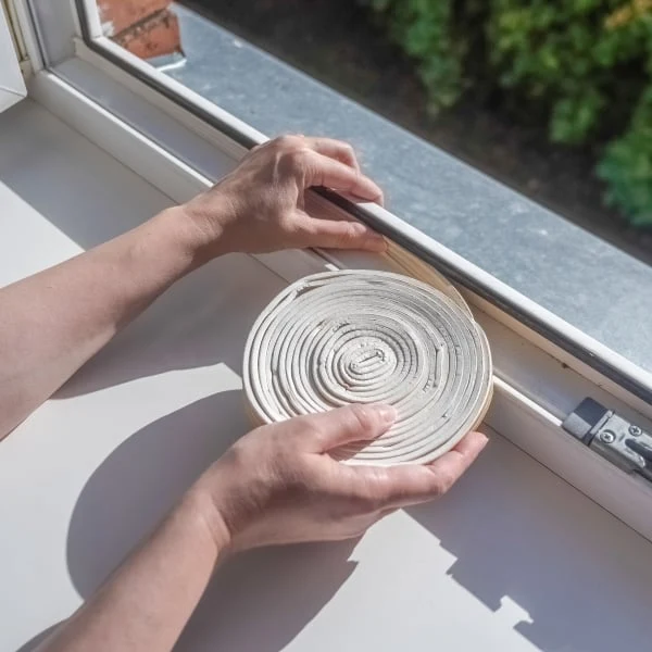 Ruční instalace těsnění do oken na okenní rámeček.