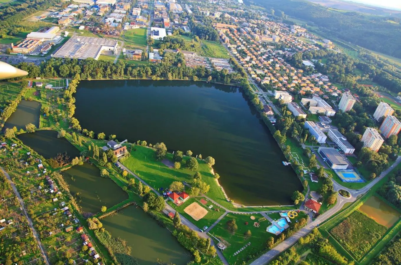 Letní koupaliště s okolními rekreačními plochami v Otrokovicích.