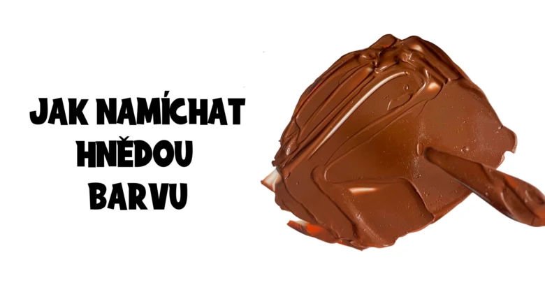 Hnědá barva rozmazaná na bílém pozadí s českým nápisem.