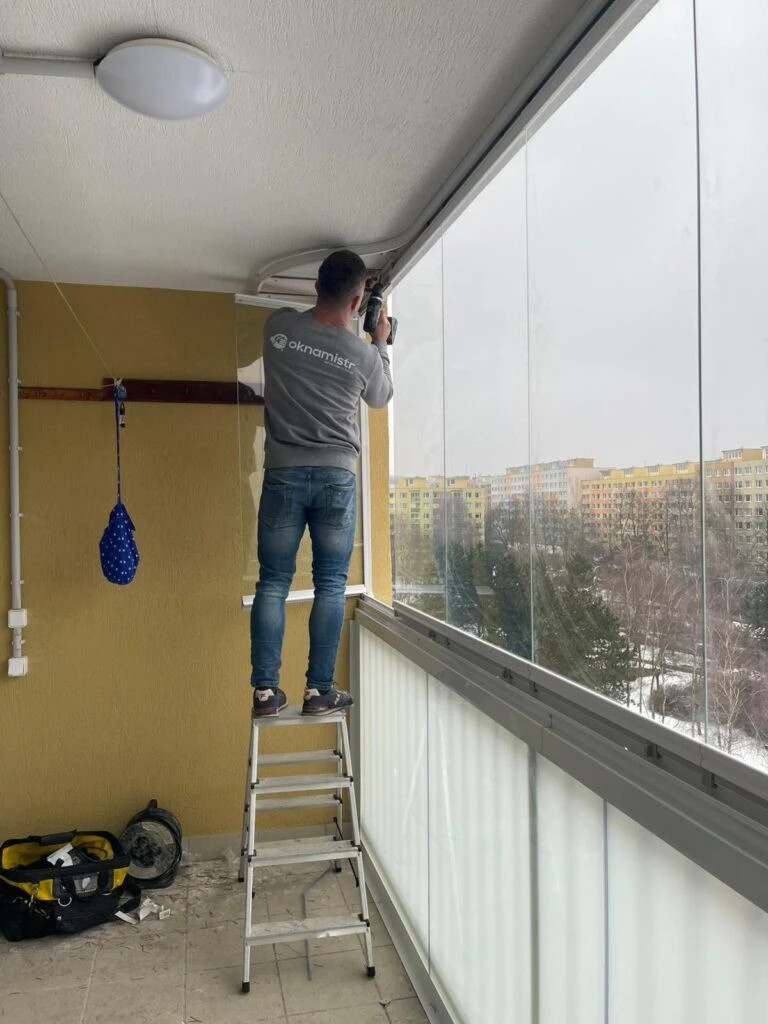 Montáž skla na balkoně pomocí lešení
