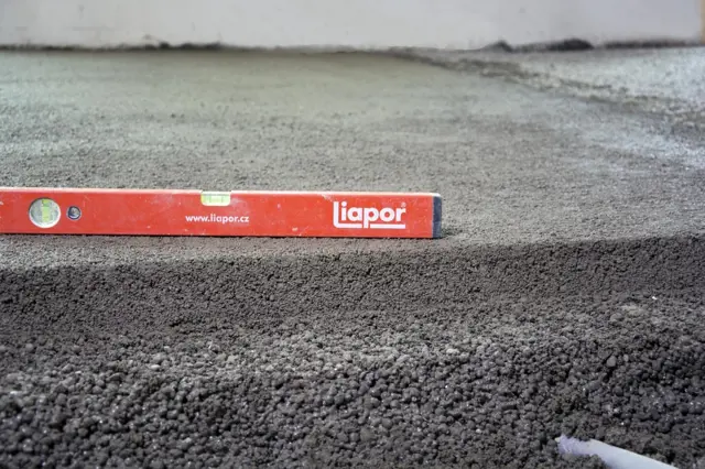 Červená úrovně na lehčeném betonu při stavební práci.