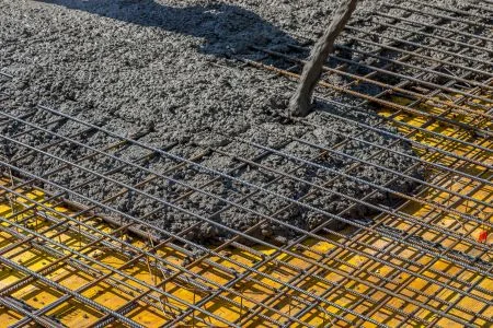 Čerstvý beton nalitý na ocelovou výztuž pro zdivo.