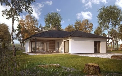 Moderní bílý bungalov s velkými okny v zeleném prostředí.