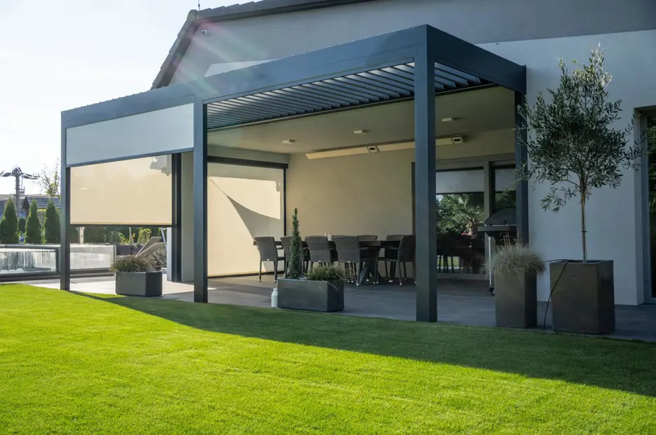 Moderní pergola s roletami a žaluziemi na zahradě.