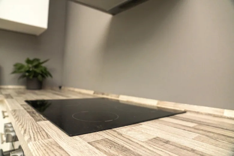 Kuchyňská pracovní deska s integrovanou varnou deskou.