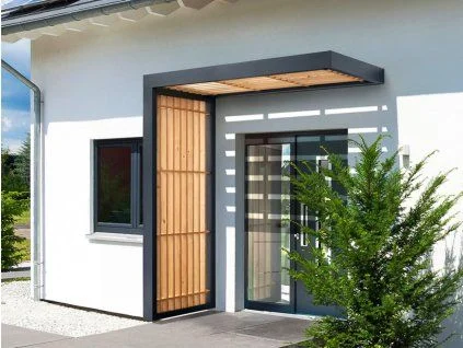 Moderní vchodová stříška s boční dřevěnou stěnou a střechou nad dveřmi.