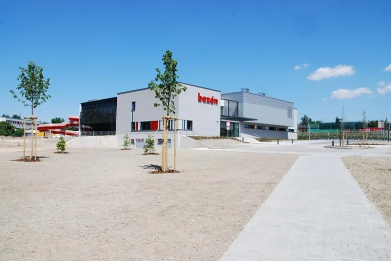 Moderní bazén v Rychnově nad Kněžnou s novou zelení.
