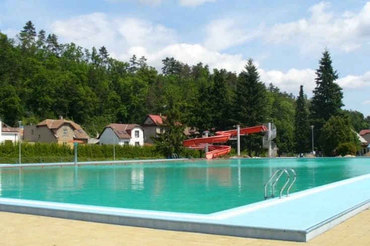 Venkovní bazén s vodními skluzavkami v Zdicích.