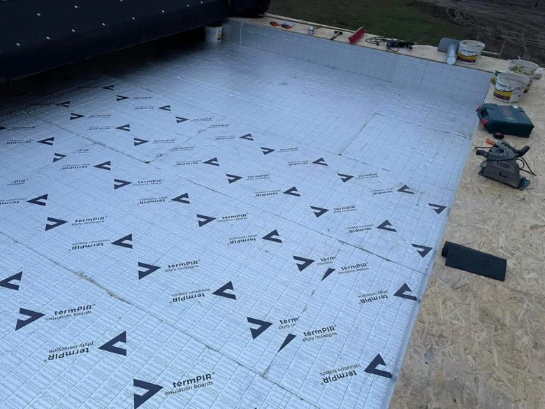 Montáž izolačních desek na balkon před dlažbou.
