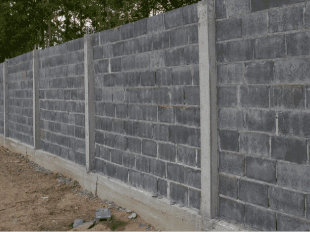 Nově postavená zdí z betonových bloků s bedněním.