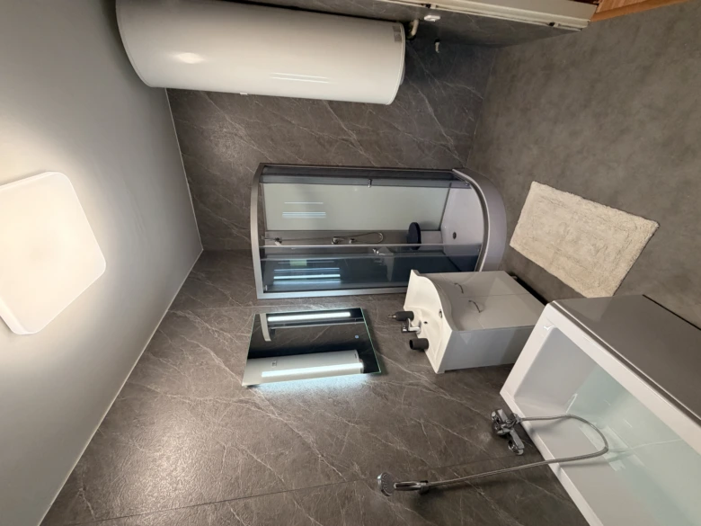 Moderní koupelna po renovaci s novými sanitárními předměty.