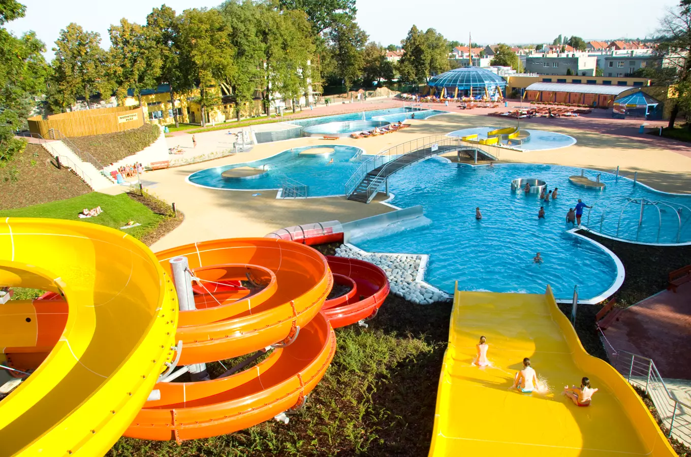 Venkovní akvapark s barevnými vodními skluzavkami a bazény v Prostějově.