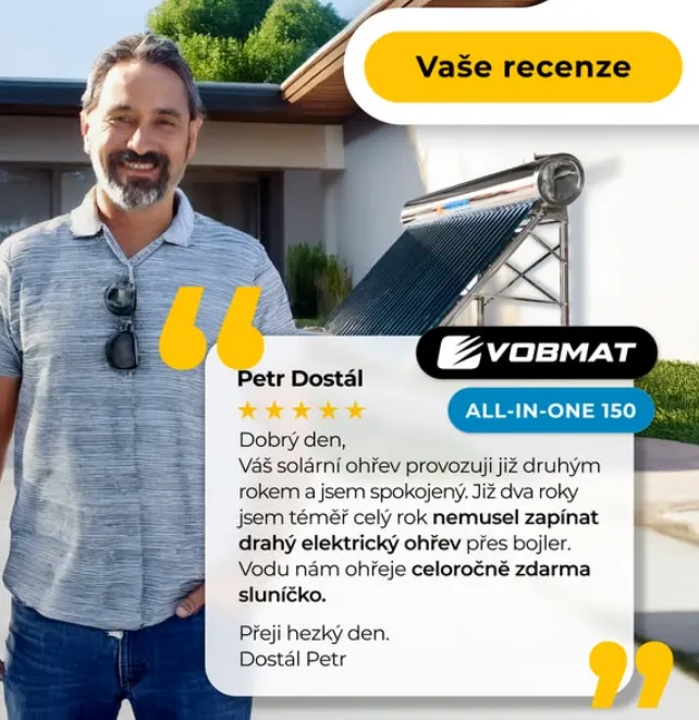Muž stojí vedle solárního ohřívače vody s recenzí.