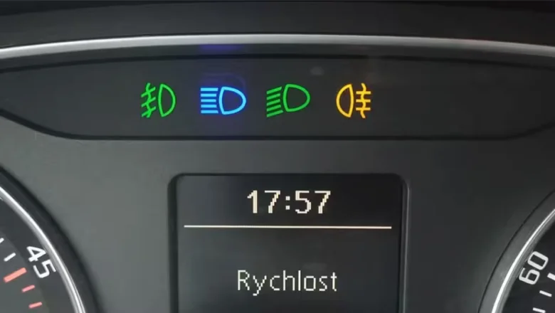 Přehled symbolů světel na autě v českém vozidle.