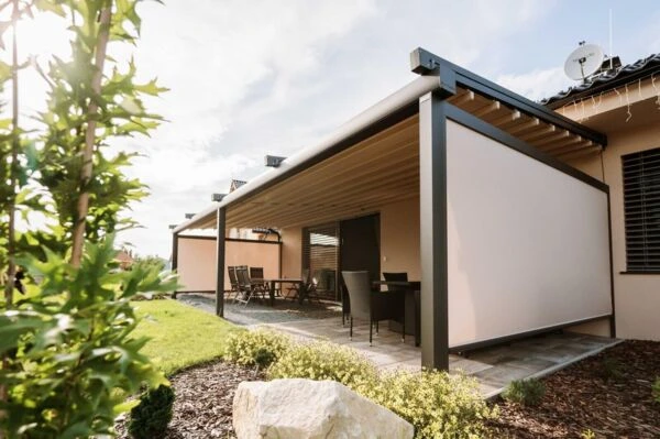 Pergola s rozkládací plachtou na zahradě