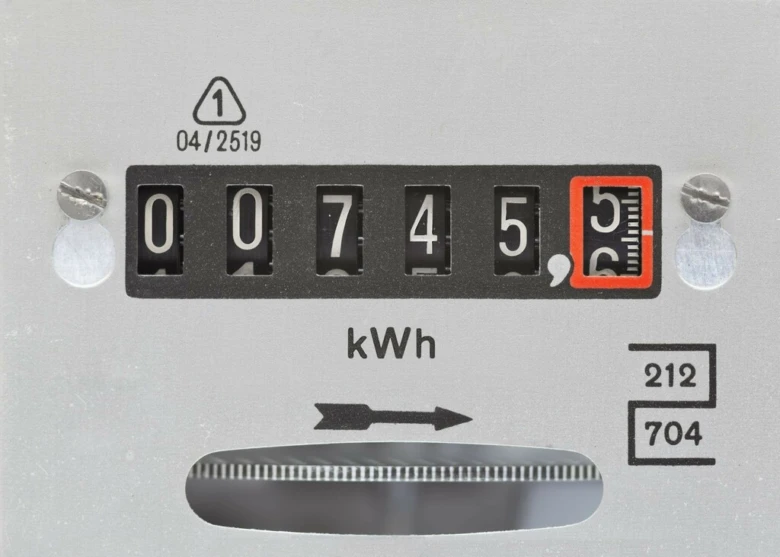Mechanický elektroměr s displejem pro měření spotřeby v kilowatthodinách.