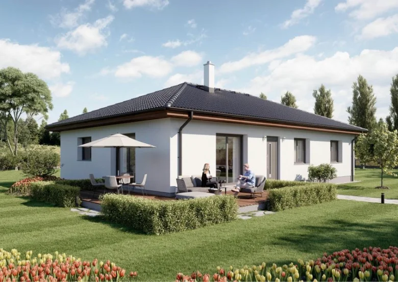 Moderní bílý bungalov s zahradou a venkovním posezením