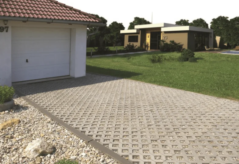 Zatravňovací betonové kostky na podjezdu s kamínkem