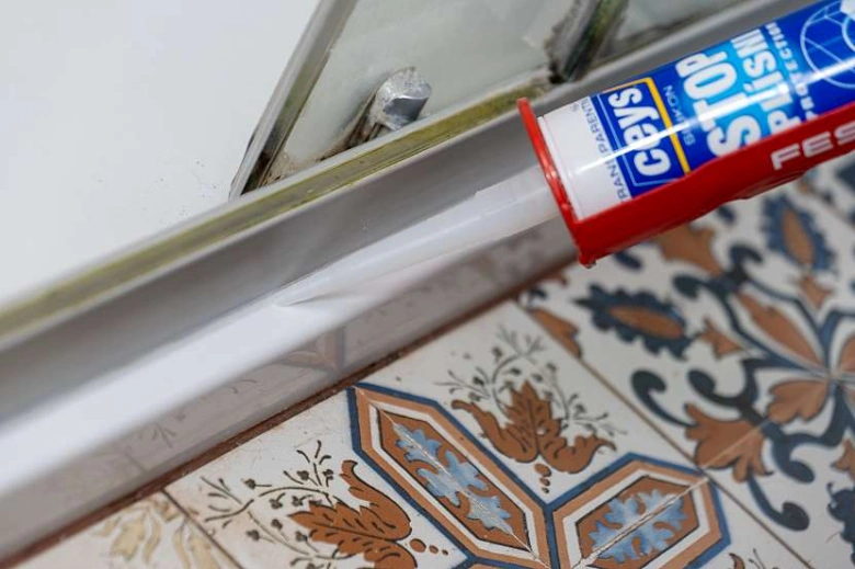 Náplast se aplikuje na kovový rám v koutu sprchového prostoru.