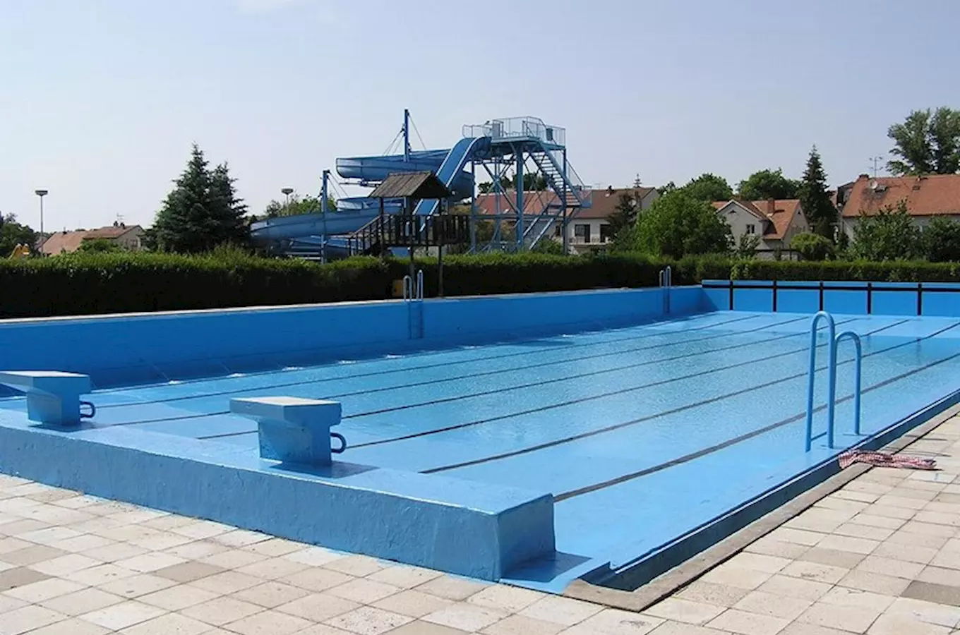 Venkovní plavecký bazén s vodními skluzavkami v Dubňanech.