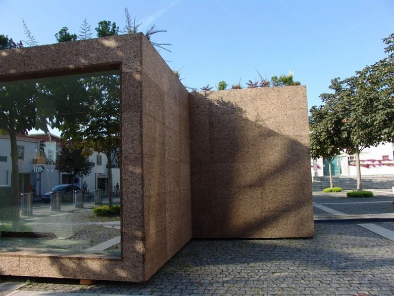 Moderní stavba z korku jako izolační materiál v exteriéru.
