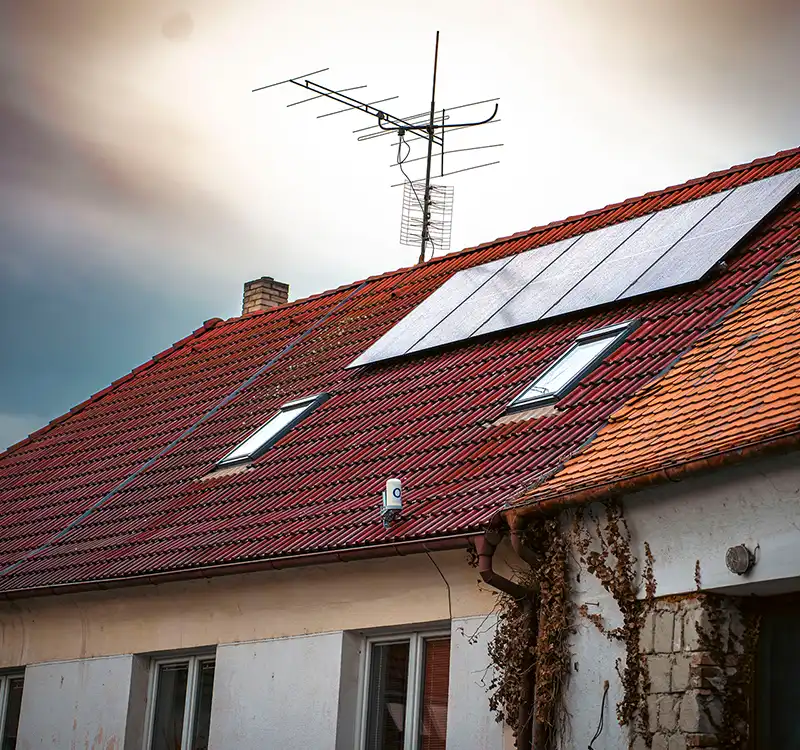 Střecha s fotovoltaickými panely a okny do půdy