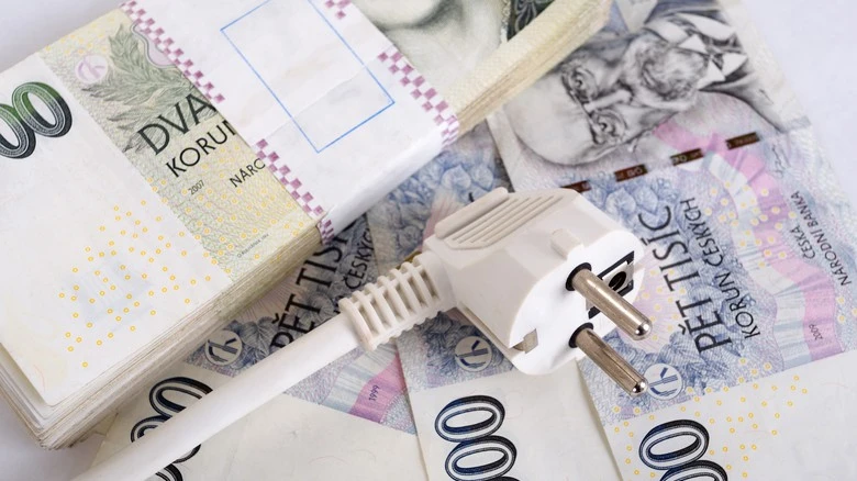 Bílá zásuvka na českých korunách – symbolika energií a financí.