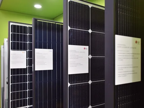 Výstava fotovoltaických panelů s popisky v interiéru.