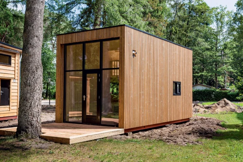 Moderní dřevěný modulární dům v lese pro trvalé bydlení