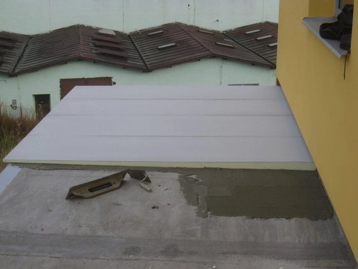 Práce na rekonstrukci balkonu s instalací nové podlahy.