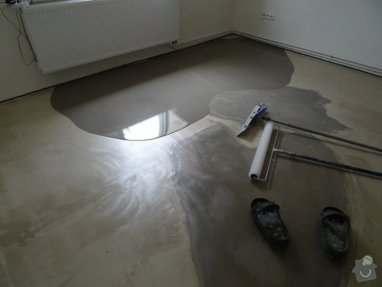 Nanose samonivelační vrstva na podlahu s nástroji pro rovnoměrné rozprostření.
