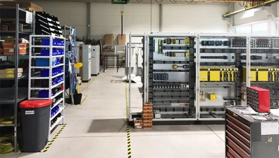 Výroba elektrorozvaděčů na průmyslové lince s řadou panelů a nástrojů.