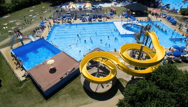Vodní hřiště s bazény a žlutými skluzavkami