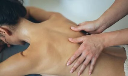 Relaxační masáž zad v bazénu Slovany Plzeň