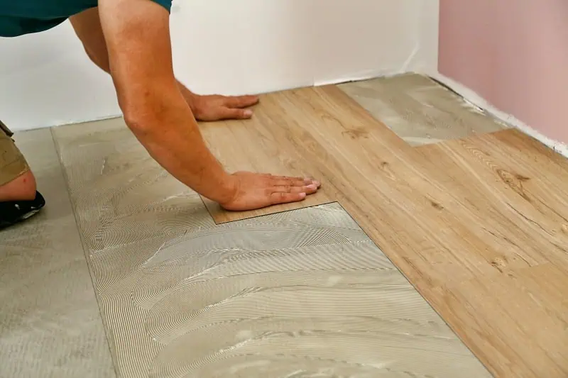 Montáž vinylové podlahy s lepidlem do koupelny nebo interiéru.